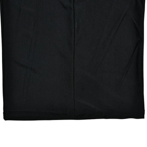 Détail de la texture du tissu noir avec couture verticale et ourlet sur robe à manches