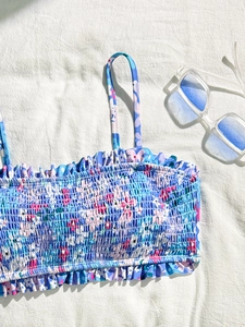 Haut de bikini fleuri bleu avec détails froncés et bords à volants pour les vacances