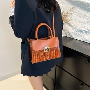 Elegante borsa a mano marrone con motivo a coccodrillo, fibbia oro e tracolla rimovibile