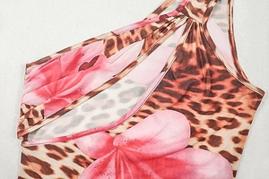 Dettaglio del design cut-out sulla spalla e stampa leopardata floreale sull'abito asimmetrico