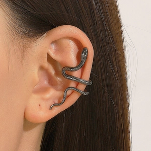 Gotische Schlangen-Ohrmanschette in Gunmetal-Grau mit detaillierter Schuppenstruktur
