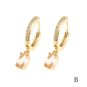 Dettaglio di orecchini placcati oro 18K con pendenti in zircone a goccia color champagne