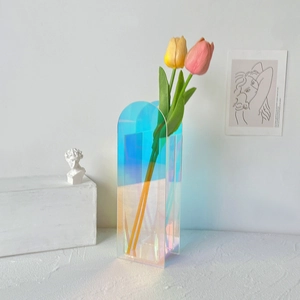 Moderne schillernde Acrylvase mit Tulpen für nordische Deko und künstlerisches Wohnen