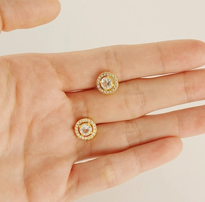 Nahaufnahme der 18K vergoldeten Zirkonia-Ohrstecker zur Detail- und Größenansicht