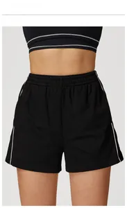 Dettaglio dei pantaloncini sportivi neri da donna con vita elastica e striscia laterale