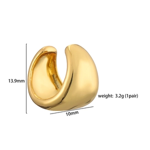 Detailed view of C-shaped gold ear cuff with dimensions 13.9mm by 10mm and 3.2g weight