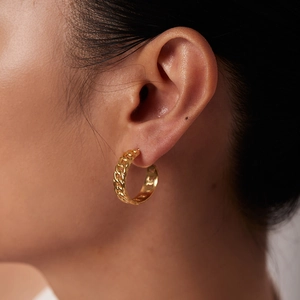 18K gold plated stainless steel hoop earrings featuring a Cuban chain texture design