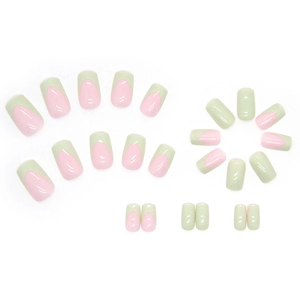 Glänzende hellgrüne und rosa künstliche Fingernägel im French-Stil auf weißem Hintergrund