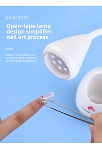 Vue détaillée de la lampe à ongles LED blanche ouverte durcissant des bijoux de luxe