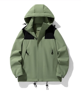 Detail der verstellbaren Klettbündchen und des Kordelzugsaums an der grünen Outdoorjacke