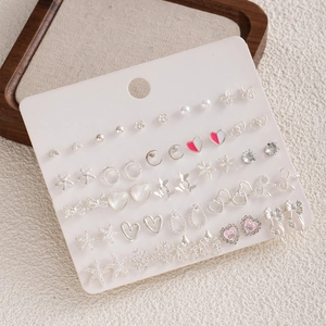 Set mit 20 Paar minimalistischen silbernen Ohrsteckern mit Perlen-, Herz- und Sterndesign