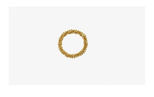 Détails d'une bague spirale en acier titane plaqué or 18 carats à texture singulière