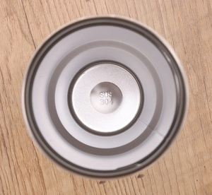 Detailed close-up showing the SUS 304 food-grade stainless steel base inside the tumbler