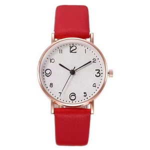Détail du bracelet en cuir rouge et montre à quartz minimaliste en or rose avec chiffres