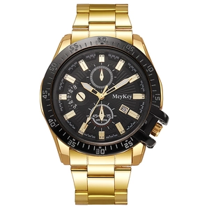 Dettaglio ravvicinato di un orologio da uomo in acciaio inossidabile dorato e quadrante nero