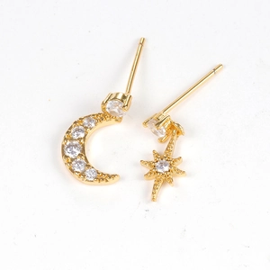 Orecchini asimmetrici placcati oro 18K con stella, luna e zirconi trasparenti