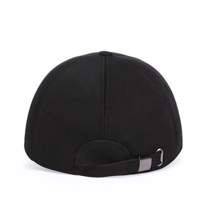 Klassische schwarze Baseballkappe Rückansicht mit Metallschließe und Stoffriemen