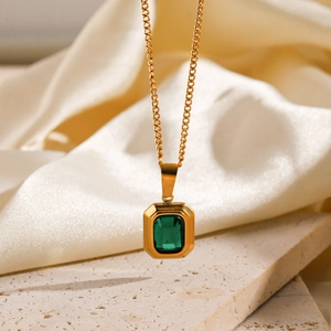 Collana placcata oro 18K con ciondolo rettangolare verde smeraldo su seta