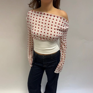 Haut chic en mousseline à pois rouges avec épaule dénudée et manches longues