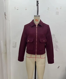 Detail der weinroten Wolljacke mit goldenem Reißverschluss und großen Pattentaschen
