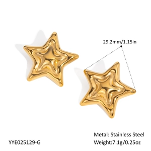 Vue détaillée des boucles d'oreilles étoile 3D avec dimensions 29,2mm et poids 7,1g