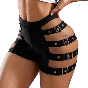 Detail von schwarzen High-Waist-Shorts mit seitlichen Ausschnitten und Gold-Schnallen