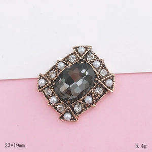 Makro-Detail von Vintage-Schmuck mit grauem Edelstein und weißen Perlen 23x19mm
