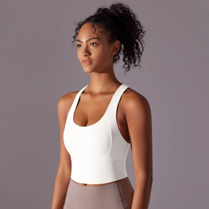 Vue latérale détaillée d'un soutien-gorge de sport blanc sans couture à larges bretelles