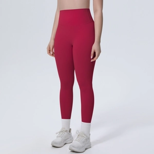 Detail der dunkelroten Yoga-Hose mit hoher Taille, mattem Stoff und sportlicher Passform