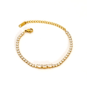 Gros plan détaillé du bracelet tennis plaqué or 18 carats avec pierres de zircone cubique