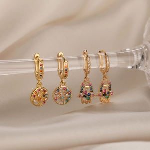 Vergoldete Ohrringe mit buntem Zirkonia-Lebensbaum und Hand der Fatima-Anhängern
