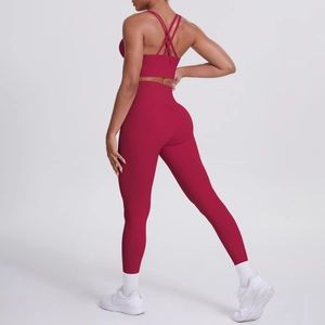 Détail de l'ensemble de yoga bordeaux avec brassière croisée et legging taille haute