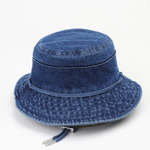 Dettaglio cappello alla pescatora in denim blu con cuciture rinforzate e laccio regolabile