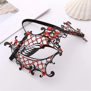 Dettaglio della maschera veneziana in metallo nero con strass rossi decorativi