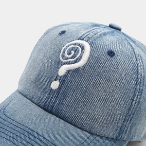 Gewaschene Denim-Baseballkappe mit weißem Spiral-Fragezeichen-Stick auf blauer Baumwolle