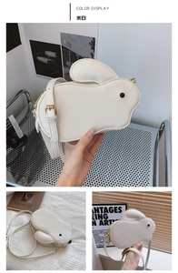 Détails du sac lapin crème en cuir PU grainé avec des finitions métalliques dorées