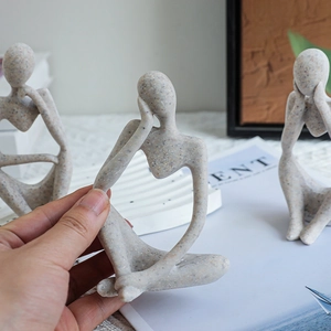 Lot de trois figurines abstraites de penseur yoga nordique en résine beige mouchetée