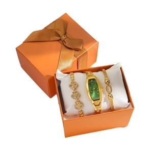 Montre à quartz dorée pour femme avec cadran vert et coffret de bijoux dans une boîte orange