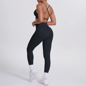 Vue arrière de l'ensemble de yoga noir avec soutien-gorge croisé et legging taille haute
