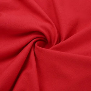 Macro di tessuto in pizzo rosso retrò con eleganti dettagli plissettati a spirale