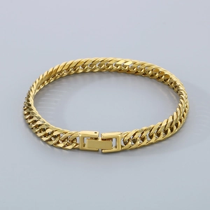 Détail du bracelet gourmette doré avec une finition polie et un fermoir à rabat chic