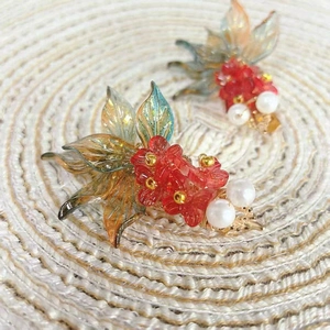 Exquisite Koi-Goldfisch-Haarklammer mit roten Blüten und blauem, transparentem Schwanz