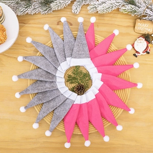 Mini-Weihnachtsmützen in Rosa und Grau für Flaschenhüllen und Besteckdeko