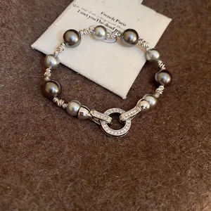 Eleganter Grauer Künstliche Perlenarmband Kupfer Mit Rundem Zirkonia Verschluss Moderner Minimalistischer Hochwertiger Schmuck Damen