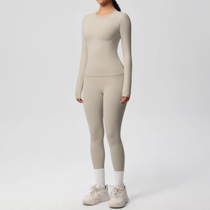 Dettaglio del set yoga color avena con top a maniche lunghe e leggings fitness a vita alta