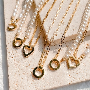 Collier élégant en perles baroques et chaîne dorée avec fermoir coeur décoratif
