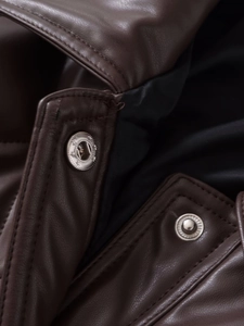 Détail du col en cuir PU marron foncé et bouton-pression en métal argenté de qualité
