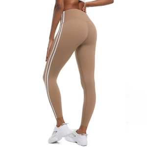 Détail du legging de yoga kaki à taille haute avec bandes latérales et effet push-up