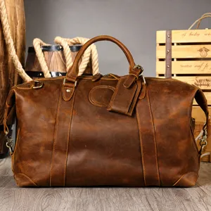 Detalle del bolso de viaje de cuero marrón vintage con herrajes sobre fondo retro