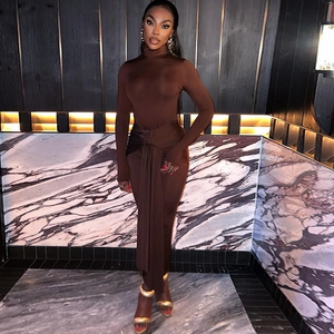 Détail d'une robe maxi marron à manches longues avec un élégant nœud à la taille
